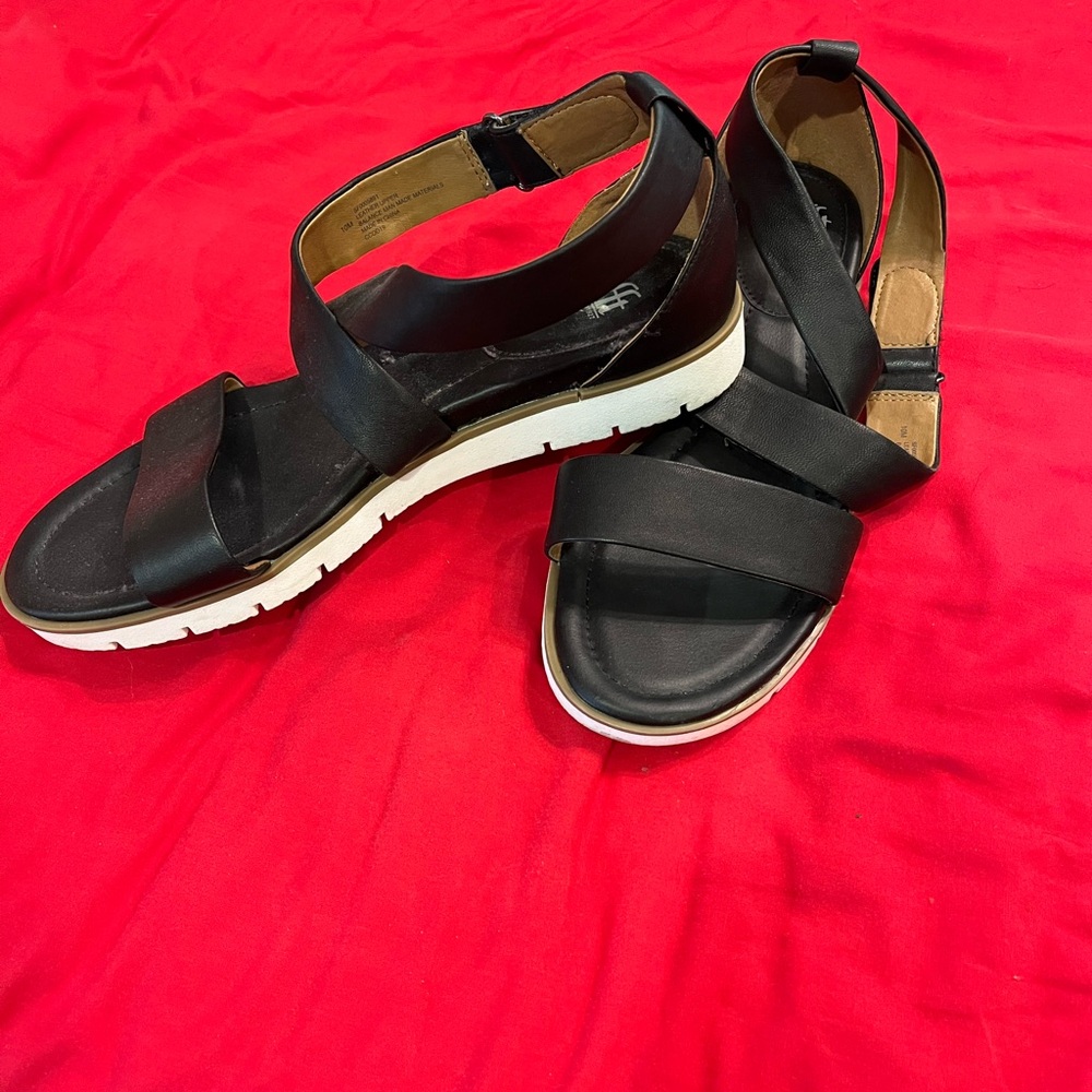 Sofft Black Sporty Sandals with Cushioned Sole